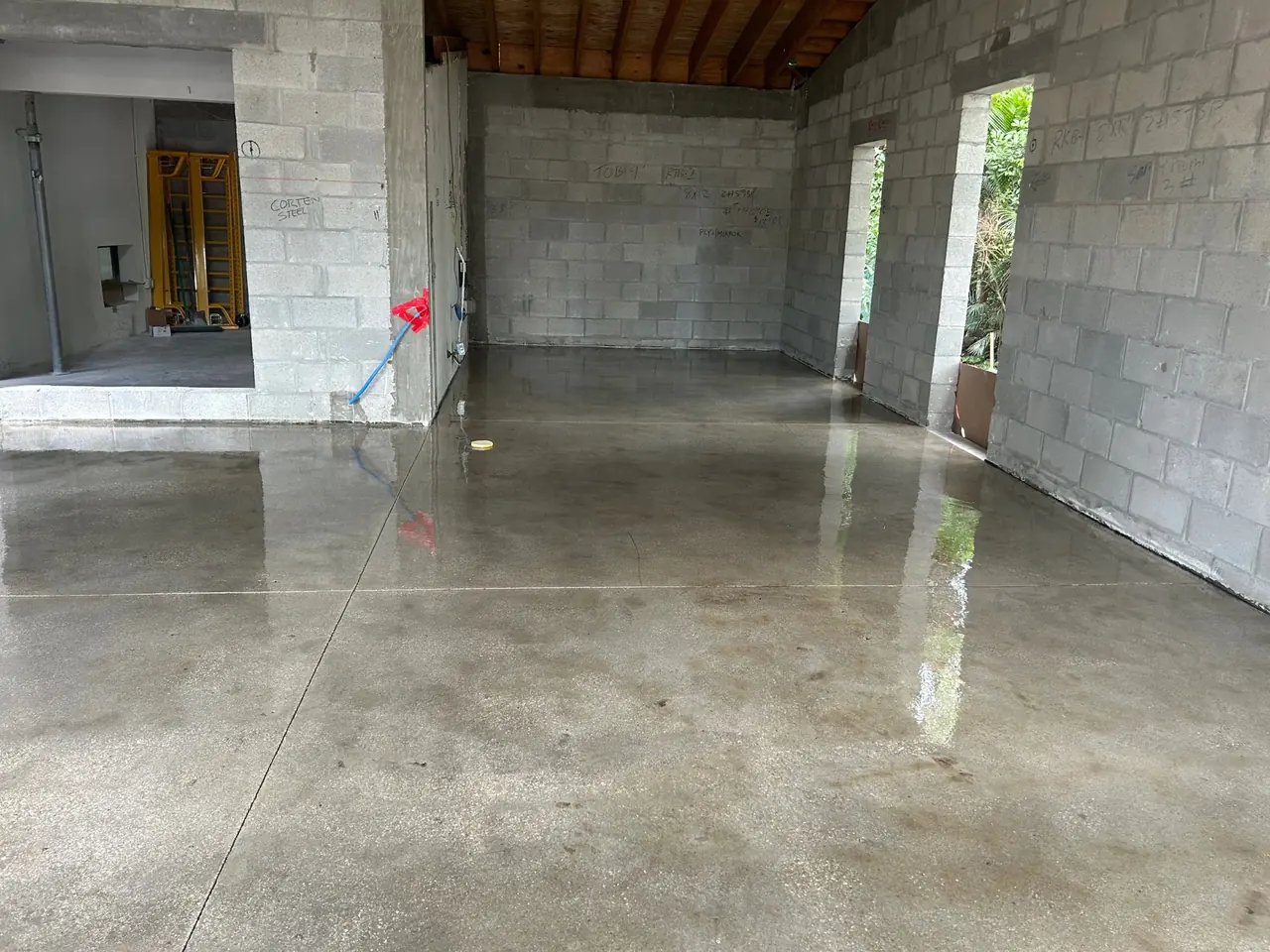 Concrete-tone floor coating