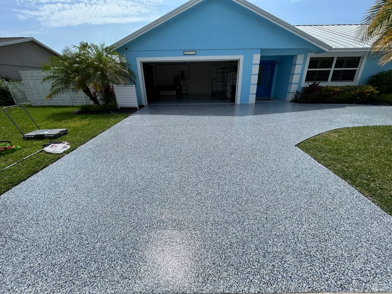 Flake-coated driveway